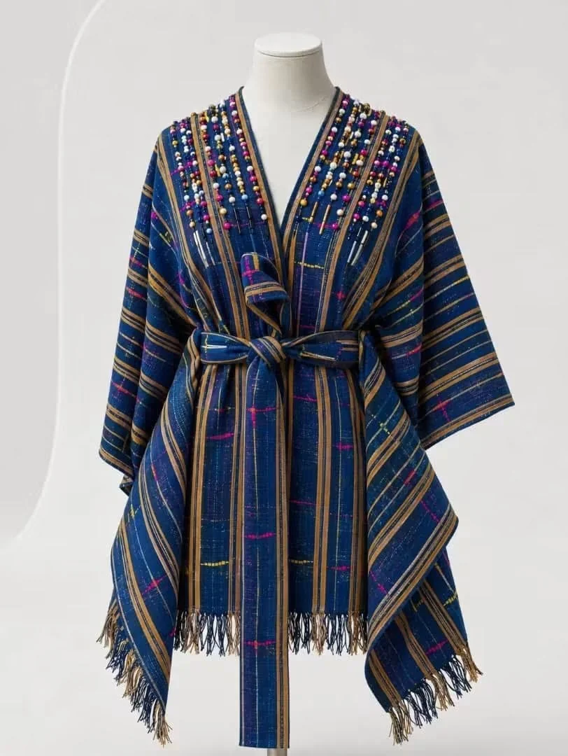 Empiècement perlé d'un kimono bleu roi