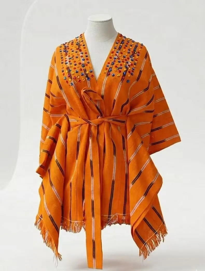 Kimono orange en pagne tissé, empiècement perlé, franges