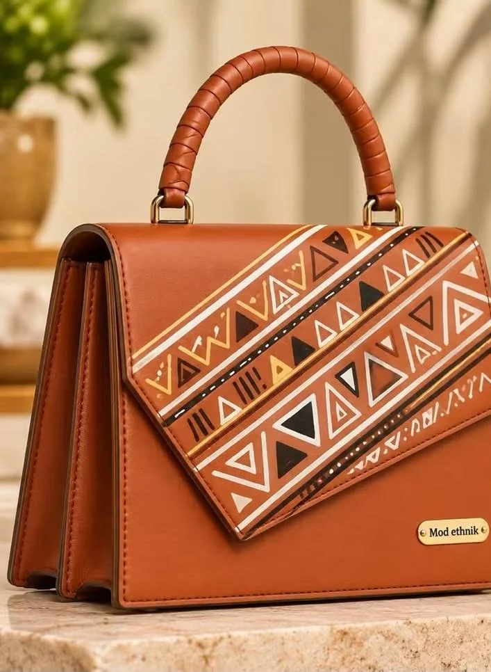 Sac cognac au rabat orné de triangles